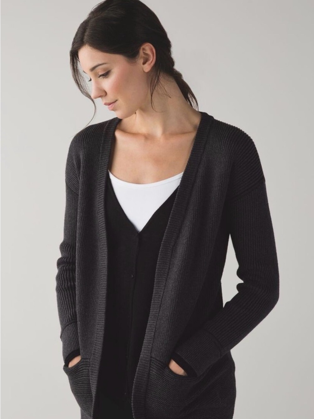 Lululemon women’s grey and black vestigan size 2
